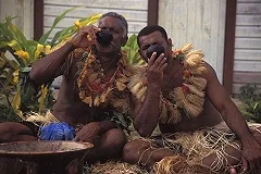 Ювелирный бренд показал мужские украшения на голых женщинах