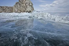 Иркутские журналисты сняли на ВИДЕО пламя, возникшее подо льдом Байкала