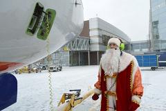Самолеты в Кольцово встречает и провожает Дед Мороз