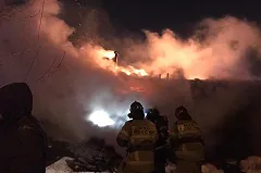 На ВИЗе сгорел частный дом, хозяина вытащили спасатели