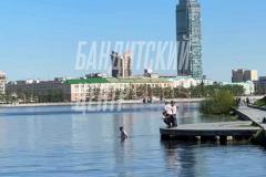 Выпускники Екатеринбурга празднуют Последний звонок купанием в Исети