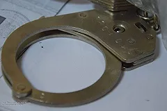 В Екатеринбурге в День Победы задержали женщину за куртку с желто-синими вставками