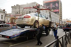 В центре Екатеринбурга эвакуаторщик «распорол» легковой автомобиль