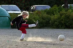 Ребенок в Миассе бросился под колеса автомобиля, побежав за мячом