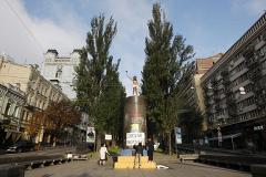 Раздетая активистка Femen в Киеве изобразила обогащение Порошенко