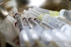 Политическая и деловая элита России получила доступ к вакцине от COVID ещё в апреле — Bloomberg