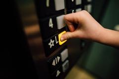 Екатеринбуржцы массово застряли в лифтах из-за скачка напряжения