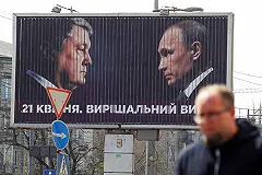 Штаб Порошенко выложил видео со сбивающей Зеленского фурой