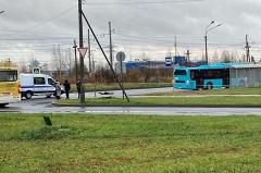 Ворвавшийся в автобус с ножами и молотком в Петербурге мужчина умер при задержании
