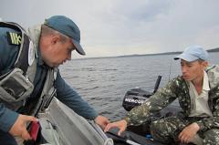 Свердловские рыбаки застряли посреди озера в шторм
