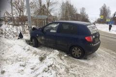 Машина с преподавателем и ученицей врезалась в столб в Екатеринбурге