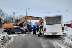 В Свердловской области экскаватор ковшом разбил автобус с пассажирами