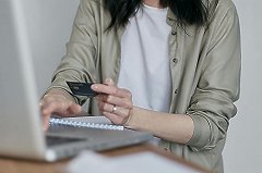 Женщина в декрете оказалась должна Долиной 15 миллионов рублей, продав свою карту мошенникам