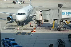 Погрузчик столкнулся с самолетом "Уральских авиалиний" в Кольцово