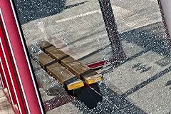 В Екатеринбурге мужчина с арматурой устроил погром возле здания Заксобрания