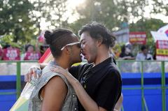 ЛГБТ-активисты поймали мэра на слове и подали заявку на проведение гей-парада