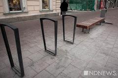В центре Екатеринбурга посреди тротуара установили странные конструкции