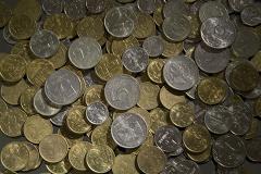 Кассир «Магнита» сообщила покупательнице, что копеечные монеты они выбрасывают