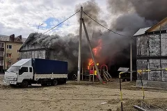 Мальчик на качелях на фоне пожара в Ноябрьске стал героем соцсетей