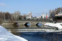 Мэрия планирует полностью убрать тротуары с Каменного моста по улице Малышева