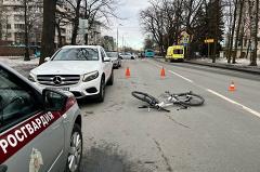 В Петербурге велосипедист врезался в дверцу «Мерседеса» и упал под колеса «Вольво»