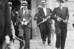 Угонщики с ружьем и наркотиками застряли на трамвайных путях