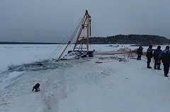 Трактор и автокран провалились под лед в попытке достать провалившийся бензовоз