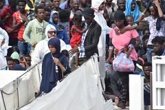 Власти Италии запретили спасателям помогать судам с беженцами