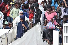 Власти Италии запретили спасателям помогать судам с беженцами