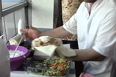 «Ищем сотрудников!». В Екатеринбурге закрылась популярная шаурмячная