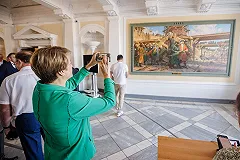 Историческое полотно «Екатеринбург.1723 год» появилось в холле горадминистрации