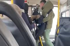 В Екатеринбурге отец с ребёнком под мышкой напал на водителя автобуса
