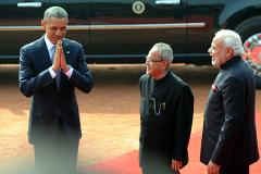 Барак Обама жевал жвачку во время военного парада в Индии