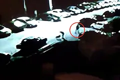 В Верхней Пышме камера наблюдения сняла, как мужчина напал на девочку-подростка