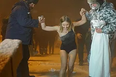 Собчак впервые окунулась в прорубь на Крещение. В реке с опасными отходами