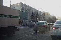 В центре Екатеринбурга автозак с арестантами сбил легковушку
