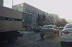 В центре Екатеринбурга автозак с арестантами сбил легковушку