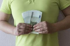 Полиция: Пенсию свердловчанки купюрами «банка приколов» подменили родственники