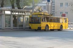 На остановке «Шварца» в Екатеринбурге у троллейбуса взорвалось колесо