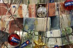 В одном из банков Екатеринбурга нарядили елку на 168 миллионов рублей (ФОТО)