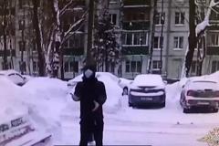 Женщина сбросила мошенникам миллион рублей с балкона, испугавшись угроз