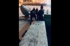 В Екатеринбурге спасатели успели вытащить девушку, упавшую в Исеть