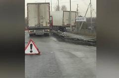 На въезде в Екатеринбург образовалась огромная пробка из-за ДТП с грузовиком
