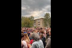 Сотни жителей Екатеринбурга пришли к стихийному мемориалу памяти погибшего 6-летнего мальчика
