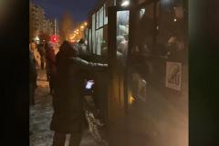 В Екатеринбурге люди помогают друг другу утрамбоваться в общественном транспорте