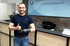 Уралец стал обладателем уникального протеза кисти с электронным управлением