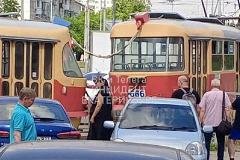 На Волгоградской трамвай сошёл с рельсов, протаранив забор