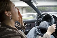 Жительницам ОАЭ запретили прихорашиваться за рулем