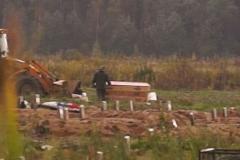 В Петербурге проверяют видео, как экскаватор «вскапывает» гробы на кладбище