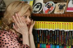 Житель Екатеринбурга открыл библиотеку на лестничной клетке в своем подъезде